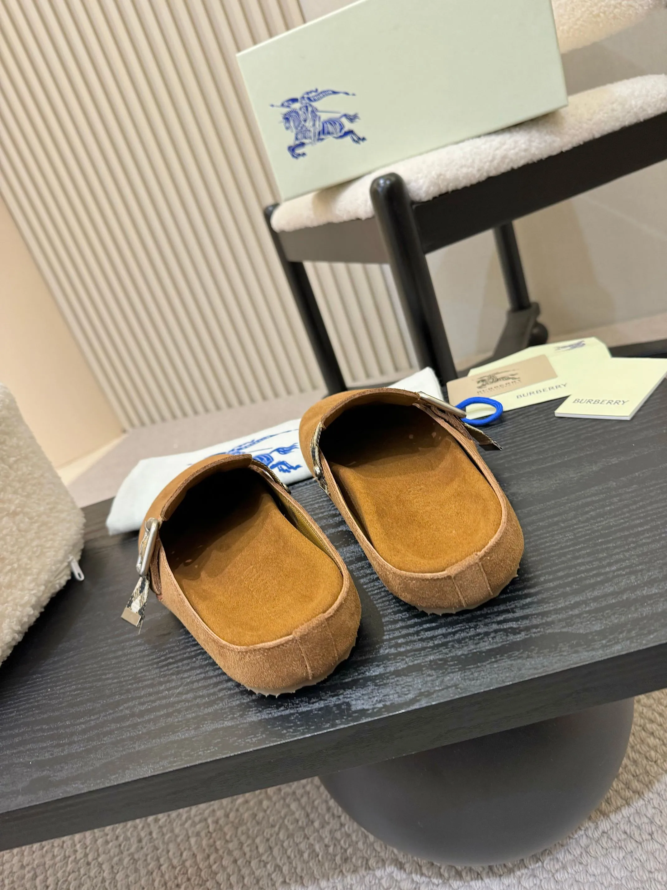 Men's shoes 💰560 Burberry's 2025 popular Birkenstock slippers are released, made of soft suede fabric and refined in Italian workshops. Featuring an embossed plaid pattern and an embossed sole embellished with the archive brand's logo. Features an adjustable B-shaped buckle strap and is embellished with the signature sand-colored Burberry check in jacquard worsted.   ✅Fabric: suede ✅Lining: silk cowhide ✅Outsole: TPU ✅Color: black, brown, pink, apricot, 4 colors available ✅Code number: 35-45 for men and women (35, 45 customized)